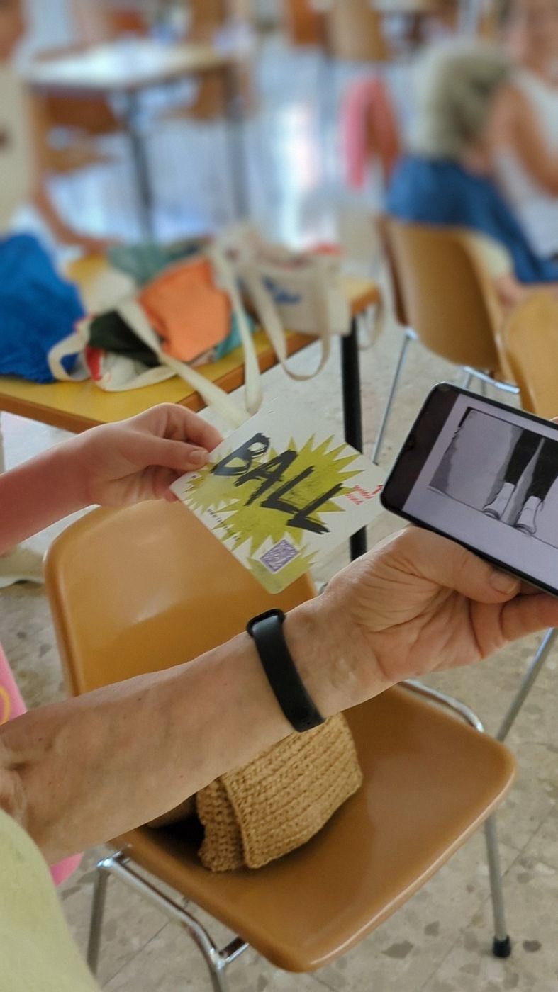 Una participante escanea con el móvil la tarjeta Ball durante un taller