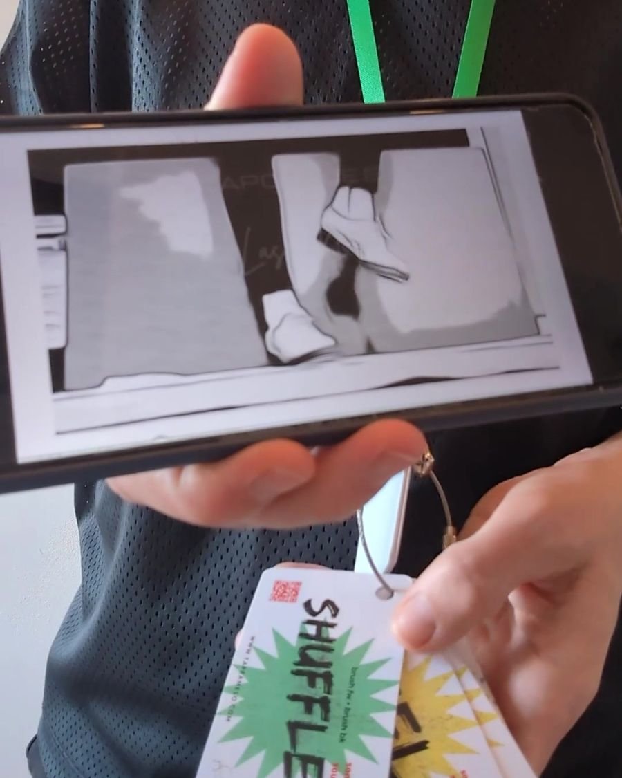Móvil mostrando el vídeo del paso, con el llavero debajo