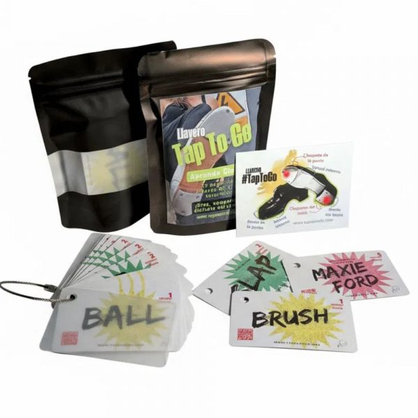 Llavero TAP TO GO de TAPEAMELO con fichas ilustradas y códigos QR para aprender claqué paso a paso