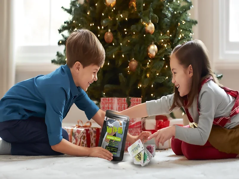 Escena navideña con TAP TO GO entre regalos