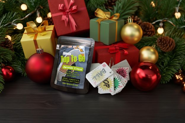 Detalle del llavero TAP TO GO en paquete navideño