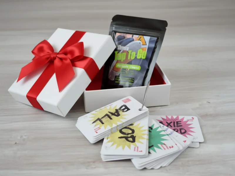 Detalle del llavero TAP TO GO con fichas de pasos de claqué y códigos QR